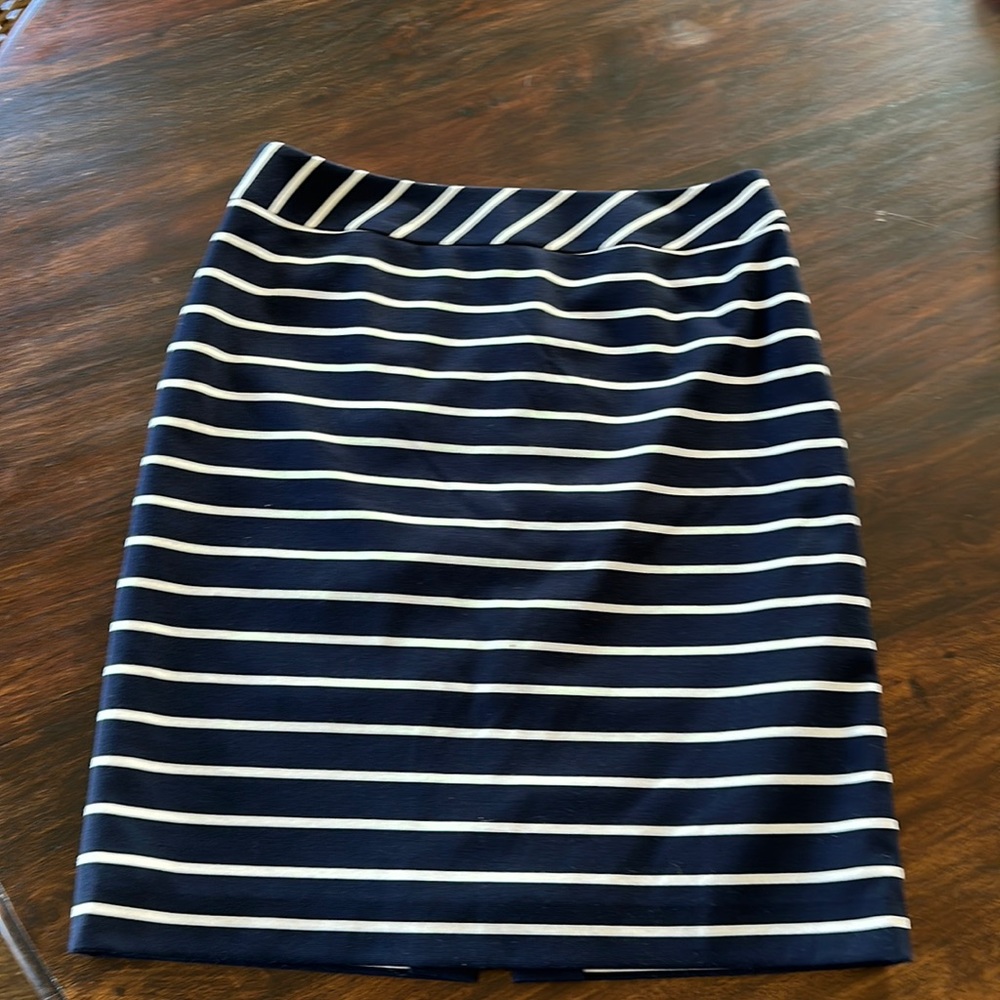 Tahari knit pencil skirt. Size 8